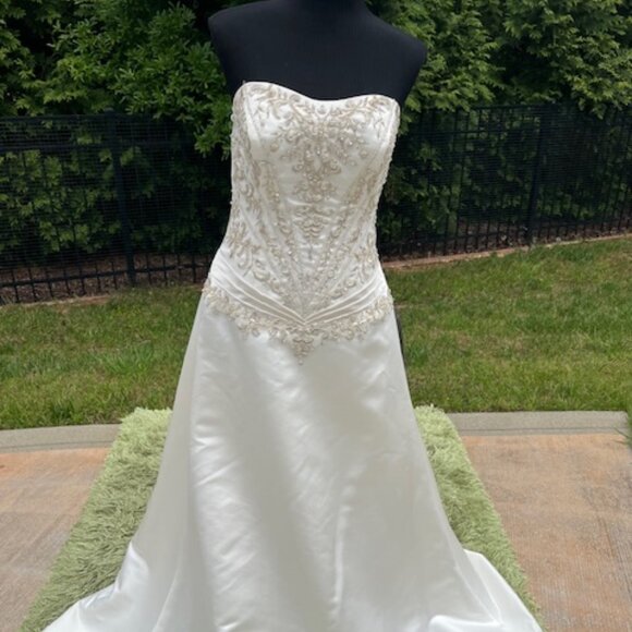 NWT Exclusive Bridal Gown Sleeveless A-Line Beaded Ivory Size 14 - Picture 3 of 15